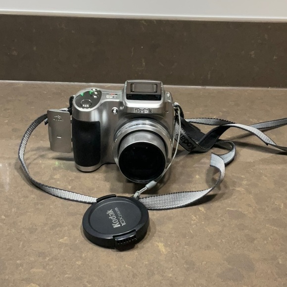 Kodak Easyshare Z710 7.1 MP Digital Camera - Picture 2 of 14